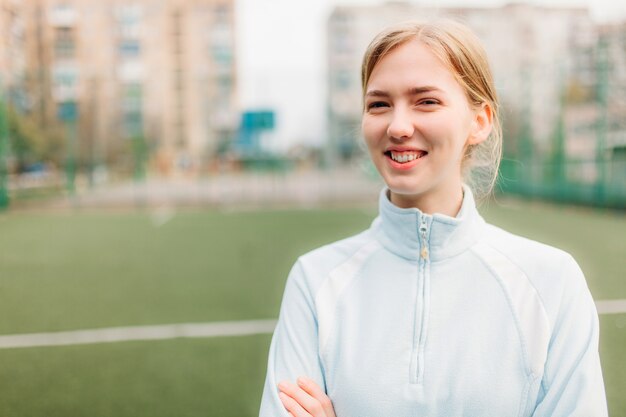 Uma jovem entra para esportes, retrato, bonito Garota no sportswear. A garota trabalha ao ar livre e fresco.