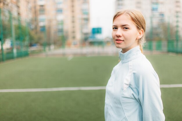 Uma jovem entra para esportes, retrato, bonito Garota no sportswear. A garota trabalha ao ar livre e fresco.