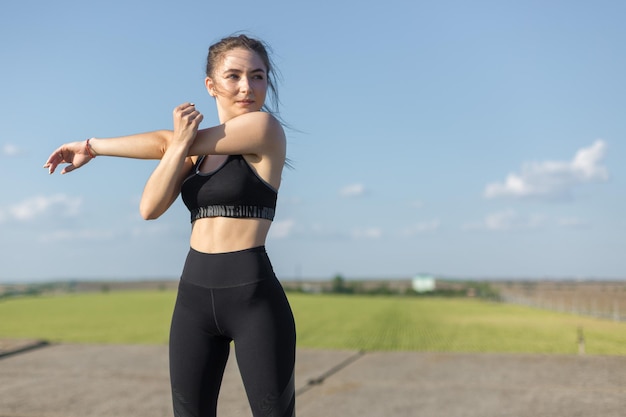 Uma jovem esbelta atlética em roupas esportivas realiza um conjunto de exercícios Fitness e estilo de vida saudável