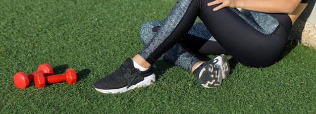 Uma jovem esbelta atlética em roupas esportivas realiza um conjunto de exercícios Fitness e estilo de vida saudável