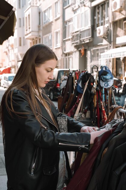 Uma jovem escolhe um estilo de vida ecológico e compra roupas em lojas de segunda mão e vintage