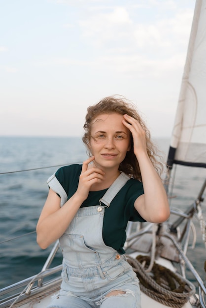 Uma jovem está desfrutando de uma viagem de barco no oceano