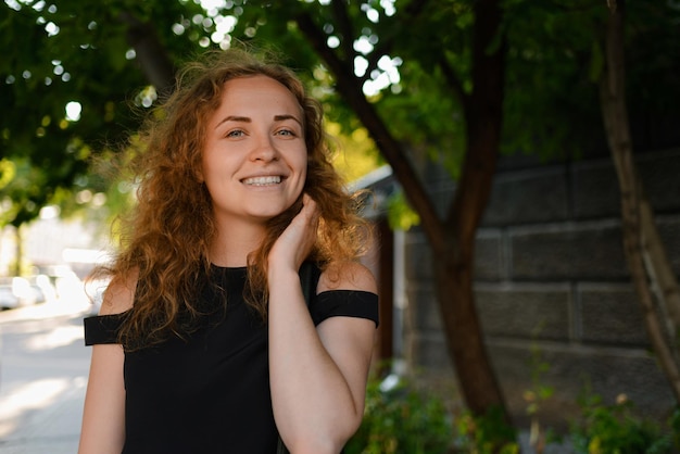 Uma jovem está sorrindo e olhando para a câmera