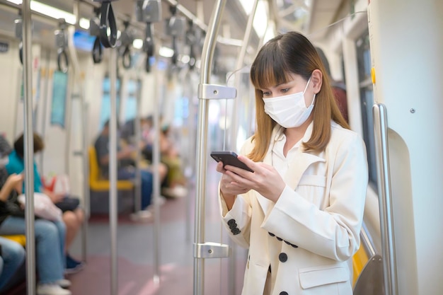 Uma jovem está usando máscara protetora no metrô, proteção covid-19, viagem segura, novo normal, distanciamento social, transporte seguro, viagem sob o conceito de pandemia