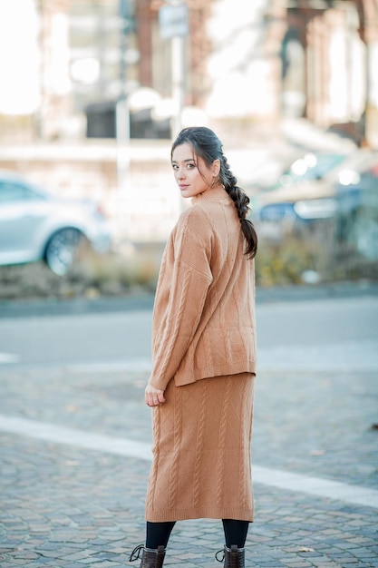 Uma jovem estilosa de terno quente no centro da cidade Linda modelo com cabelos longos escuros no outono Retrato