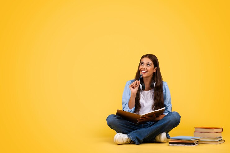 Foto uma jovem estudante positiva e pensativa com livros estuda pensa