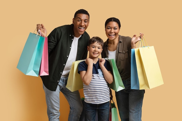 Uma jovem família africana alegre e bonita faz compras juntos.