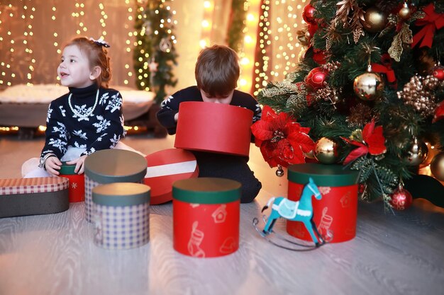 Uma jovem família com crianças decora a casa para o feriado de Ano Novo Esperando o ano novo