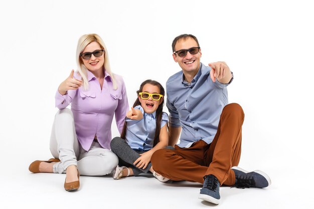 Foto uma jovem família com óculos de fundo branco