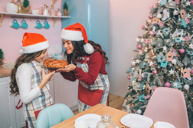 Uma jovem família comemorando o feriado em casa