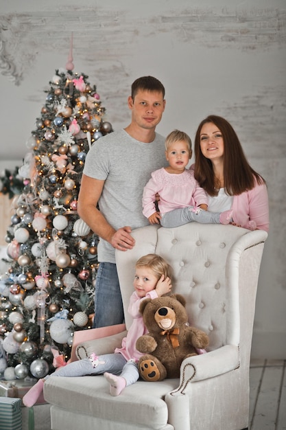 Uma jovem família é fotografada nas decorações de Natal de 1994