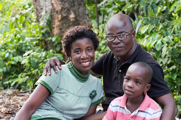 Uma jovem família feliz a acampar na floresta tranquila.