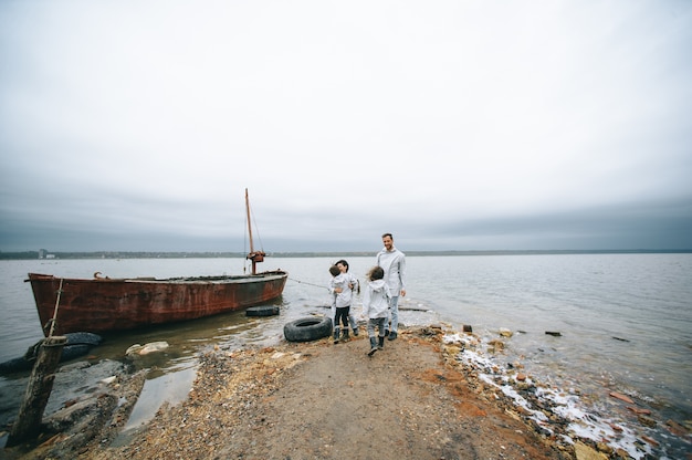 Uma jovem família se divertir perto do mar em um fundo de barco