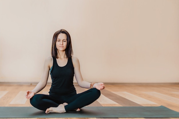 Uma jovem faz ioga e meditação