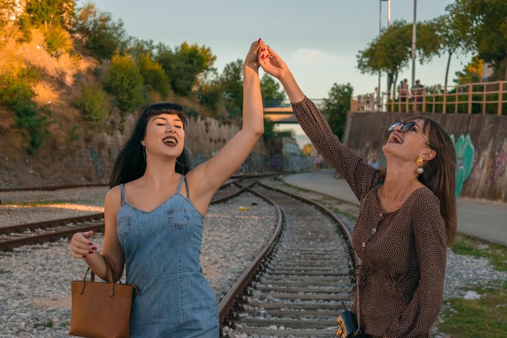 Foto uma jovem feliz de pé contra uma árvore.