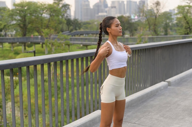 Uma jovem fitness em roupas esportivas se exercitando no parque da cidade Saudável e Estilos de Vida