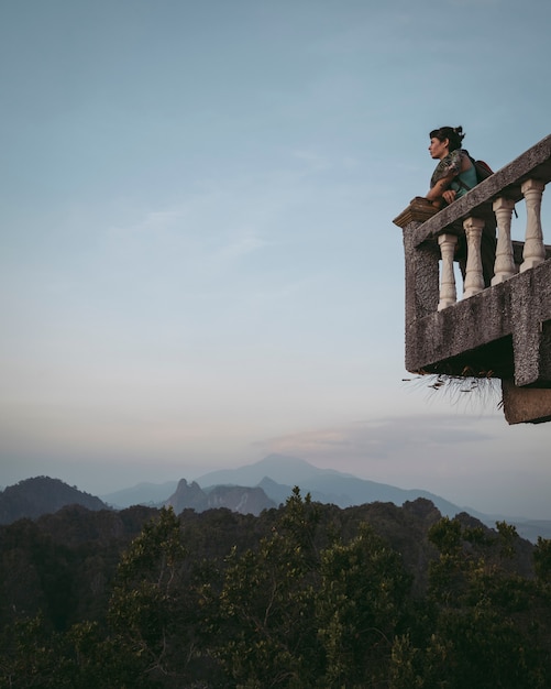 Foto uma jovem garota, apreciando a vista da varanda