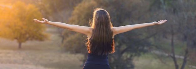 Uma jovem garota magra e atlética em roupas esportivas realiza uma série de exercícios Fitness e estilo de vida saudável