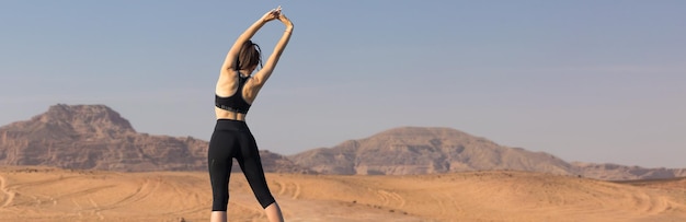 Uma jovem garota magra e atlética em roupas esportivas realiza uma série de exercícios Fitness e estilo de vida saudável