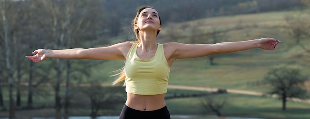 Uma jovem garota magra e atlética em roupas esportivas realiza uma série de exercícios Fitness e estilo de vida saudável