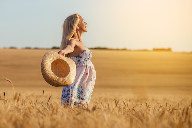 Foto uma jovem grávida em um campo de trigo