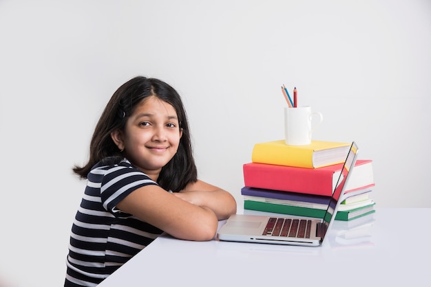 Uma jovem indiana está frequentando uma escola ou aulas online. Estude fechado porque as escolas fecharam devido ao Covid-19. Papel da tecnologia durante o bloqueio nacional. Conceito de aprendizagem em casa na Índia