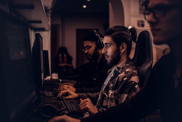 Amigos jogando jogo de computador no clube de jogo de pc