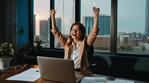 Foto uma jovem jubilosa de óculos comemora um negócio de sucesso