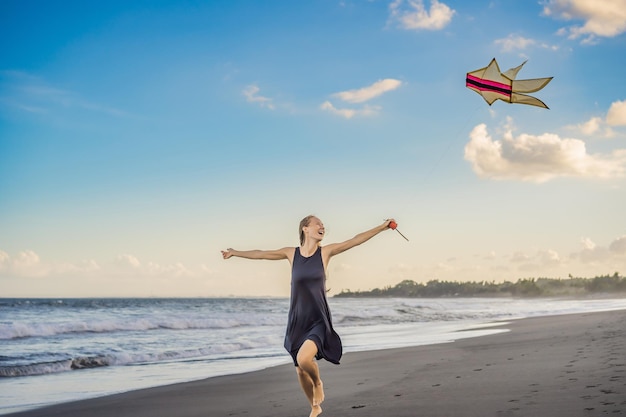 Uma jovem lança uma pipa na praia Sonho aspirações planos futuros