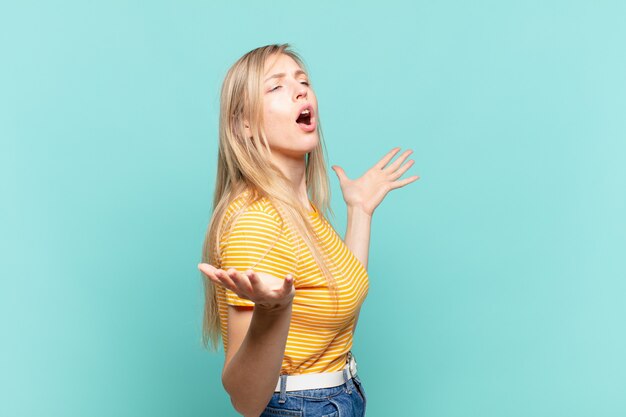 Uma jovem loira bonita cantando ópera ou cantando em um show ou show, sentindo-se romântica, artística e apaixonada