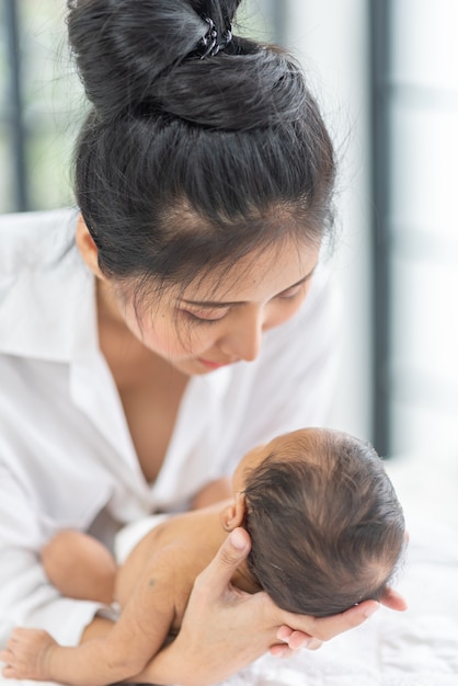 Uma jovem mãe carrega um bebê