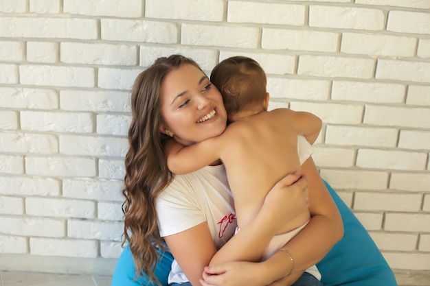 Foto uma jovem mãe de cabelos compridos abraça sua filhinha