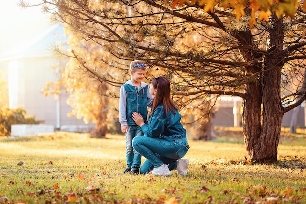 Uma jovem mãe está conversando com seu filho copiar espaço conceito de família feliz