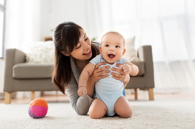 Uma jovem mãe feliz com um bebé em casa.