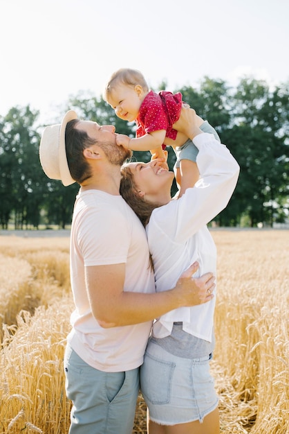 Uma jovem mãe pai e filho pequeno desfrutam da natureza juntos no ar fresco família feliz com criança