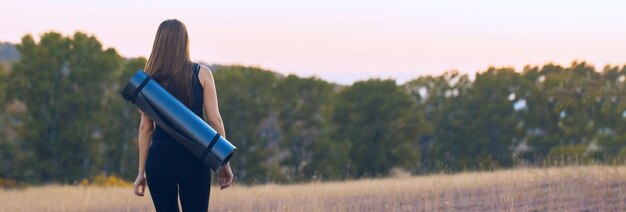 Uma jovem magra e atlética em roupas esportivas realiza uma série de exercícios Fitness e estilo de vida saudável