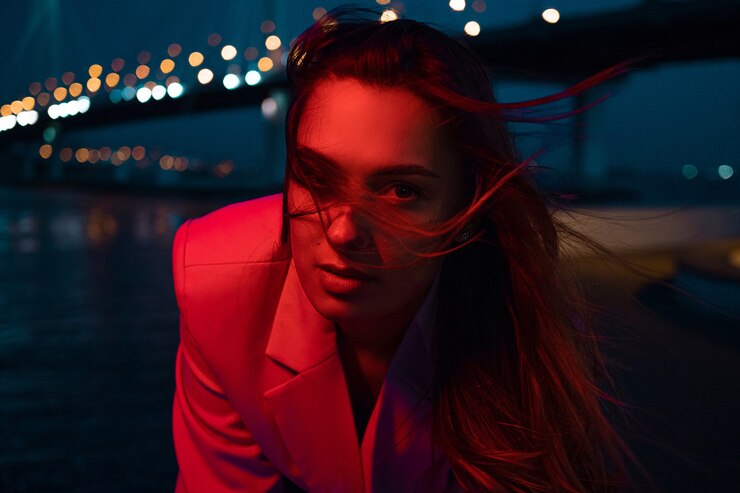 Uma jovem morena estilosa nas luzes da cidade à noite, iluminação neon,