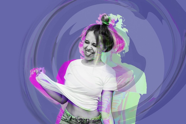Uma jovem mostra a língua fazendo careta e puxando sua camiseta branca na cor abstrata muito peri
