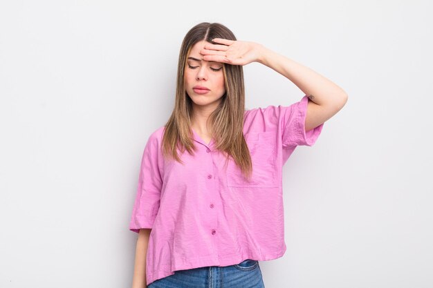 Uma jovem muito estressada, cansada e frustrada, secando o suor da testa, sentindo-se sem esperança e exausta