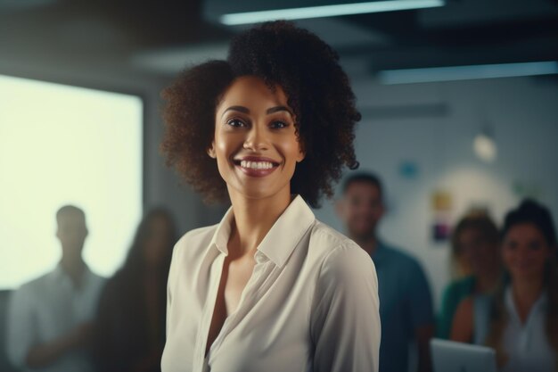 Uma jovem mulher afro-americana está a olhar para a câmara e a sorrir enquanto o seu chefe