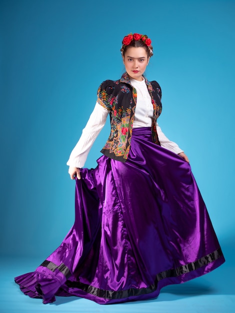 Uma jovem mulher com uma roupa étnica, estilo espanhol ou mexicano