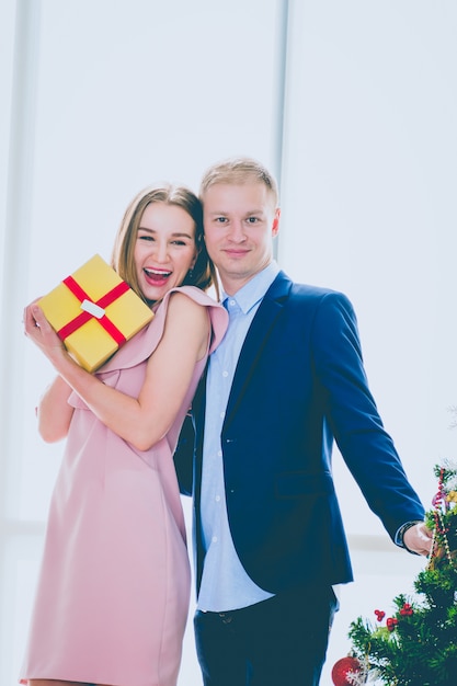 Uma jovem mulher e um homem feliz Natal.