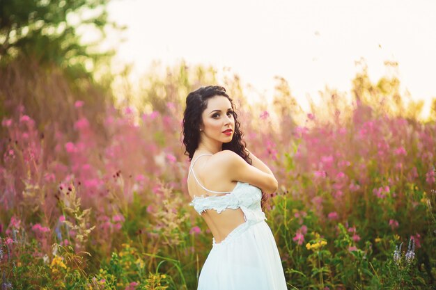 Uma jovem mulher posando em um campo