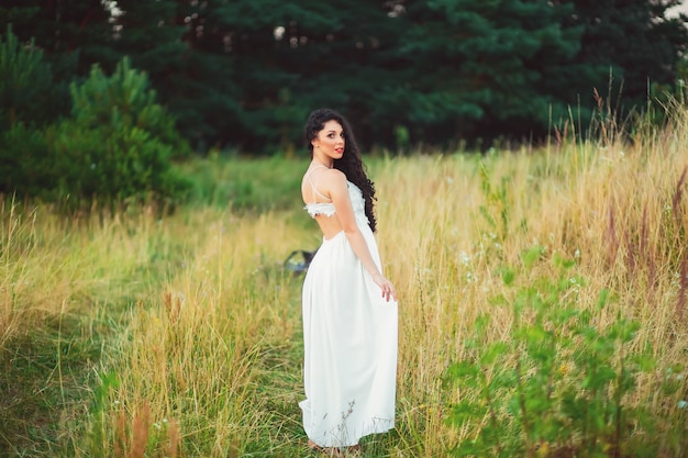 Uma jovem mulher posando em um campo