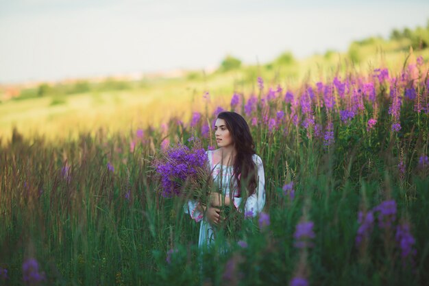 Uma jovem mulher posando em um campo