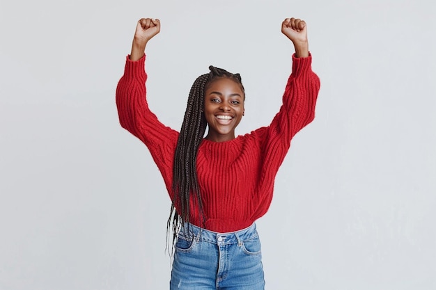 Uma jovem negra emocionada sorrindo.