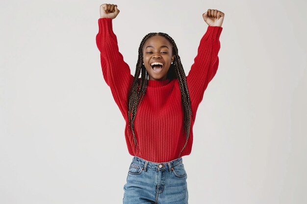 Uma jovem negra emocionada sorrindo.