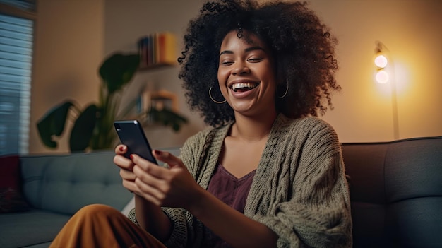 Uma jovem negra feliz e animada segurando um dispositivo de telefone inteligente sentada no sofá da sala de estar em casa Generative Ai