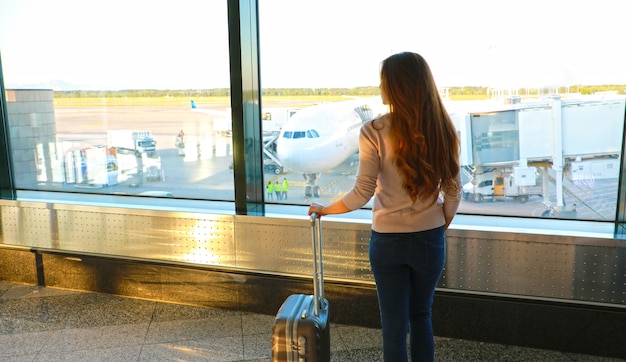 Uma jovem no aeroporto