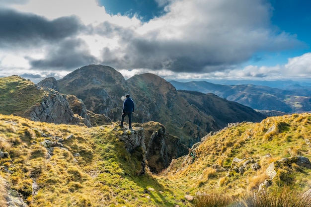 Uma jovem no topo da montanha de Aiako Harria olhando a paisagem